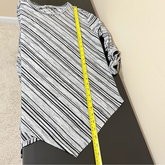 Two by Vince Camuto Striped Asymmetrical Top Tie Sleeves - Picture 11 of 12